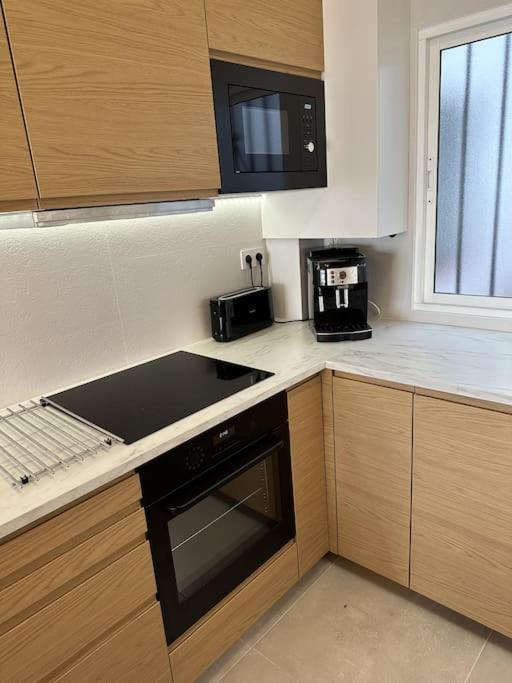 Comfortable In Center With Private Parking Garage Apartamento *