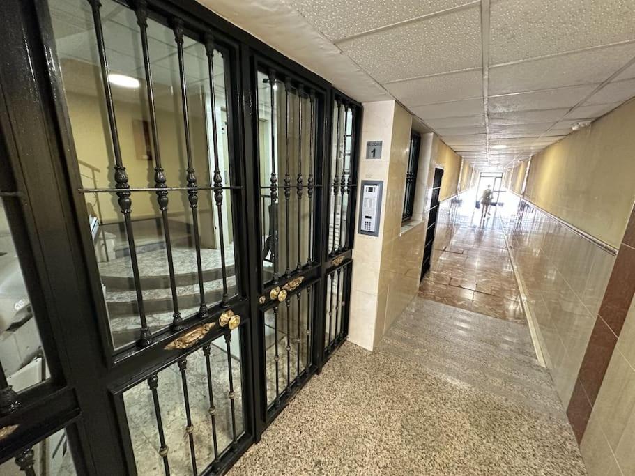 Comfortable In Center With Private Parking Garage Apartamento