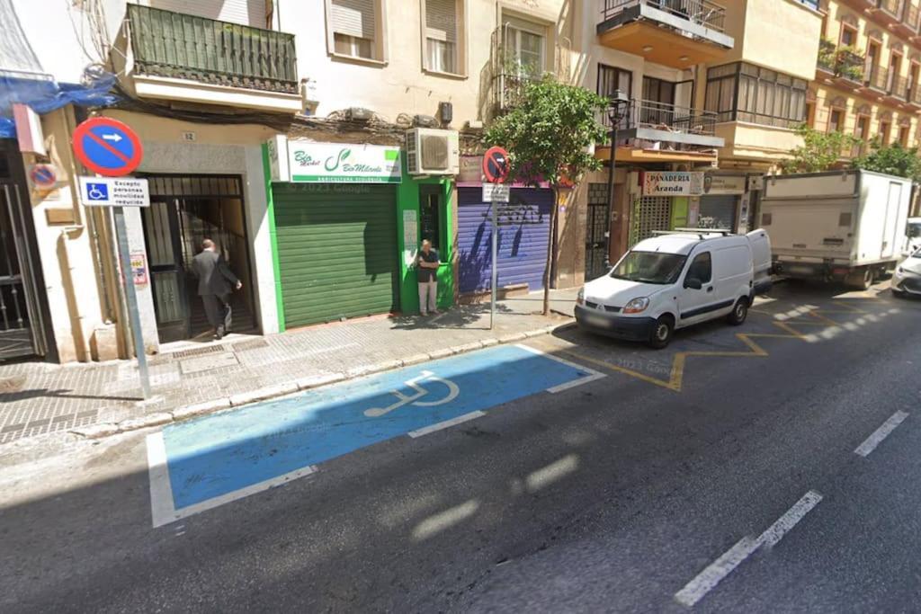 Comfortable In Center With Private Parking Garage Apartamento *
